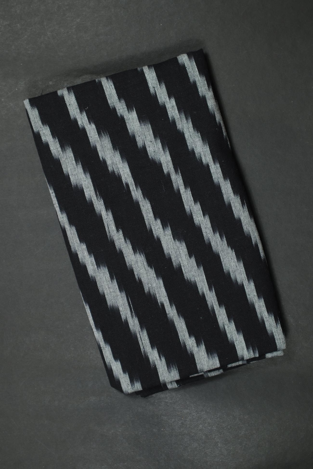 black-zigzag-ikat-fabric-ik000305-a