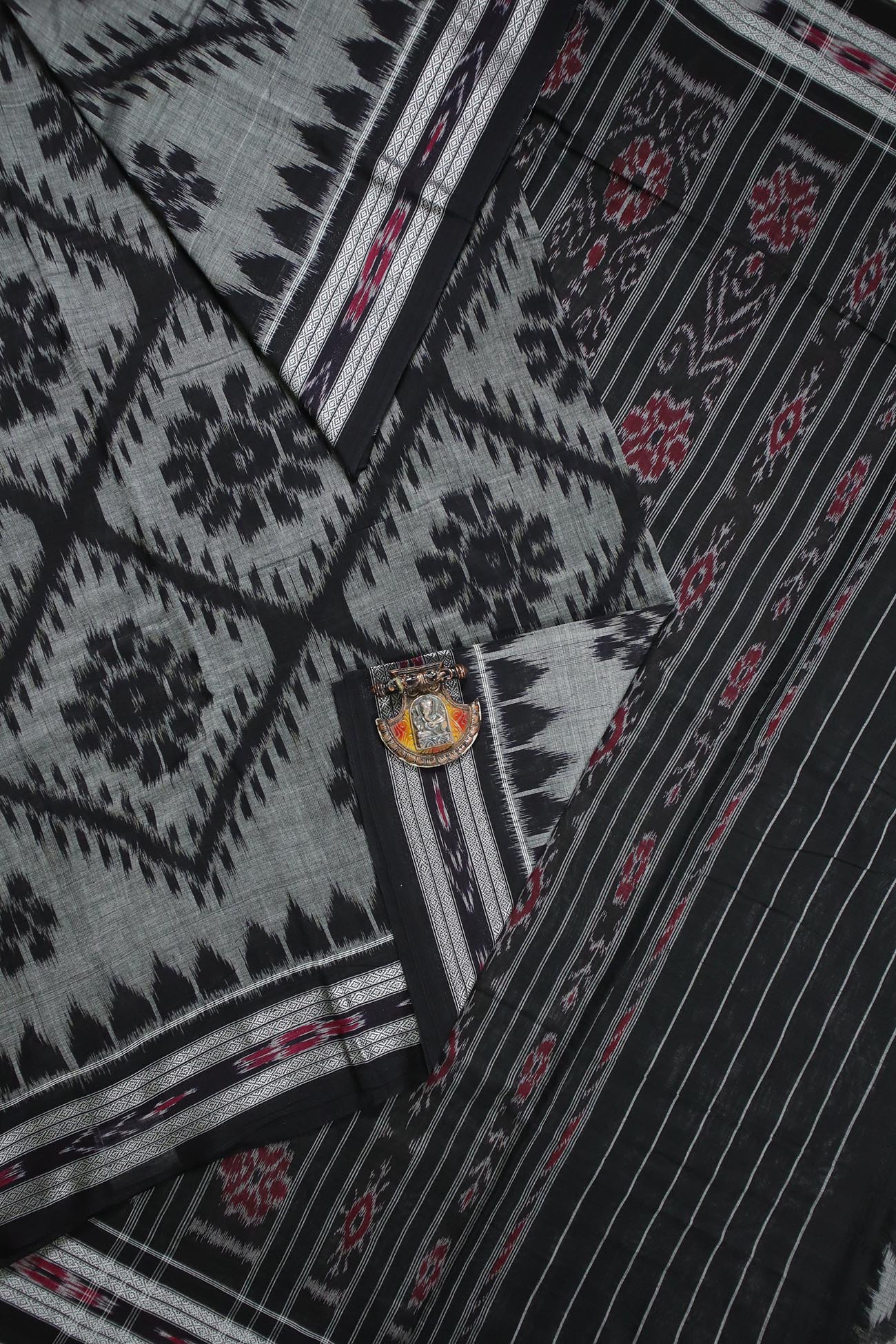 dark-gray-flower-pochampally-sarees-is001219-a