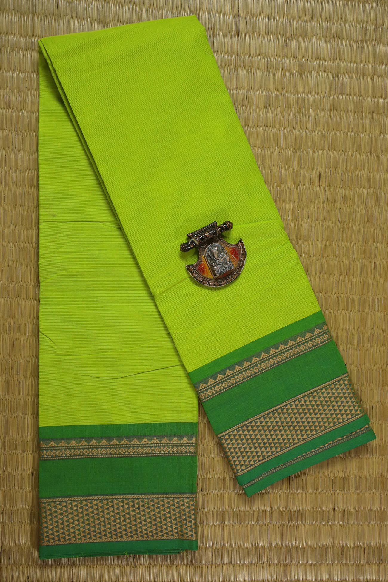 light-green-temple-malarkodi-sarees-mk006453-a