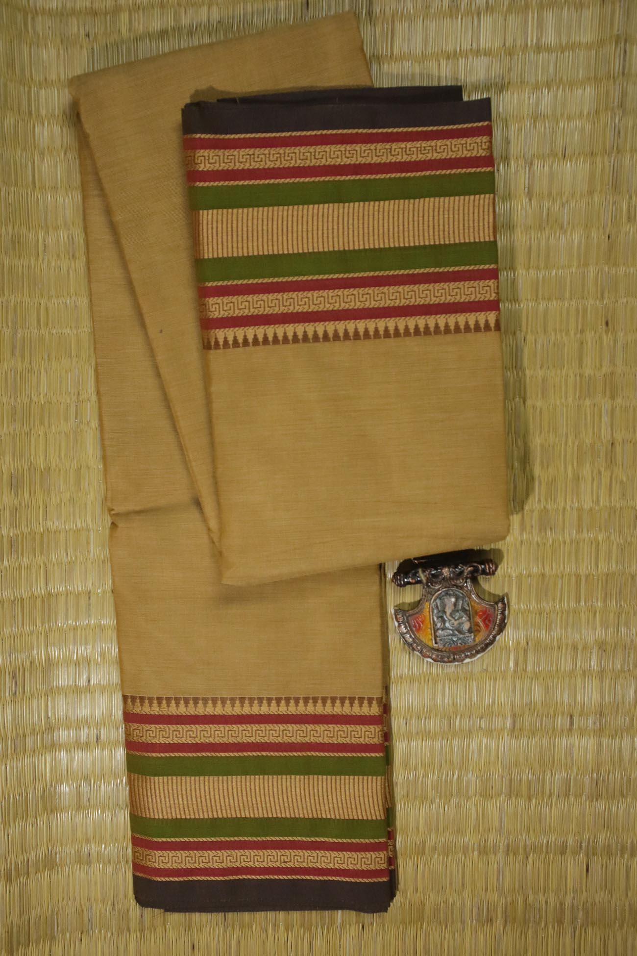 beige-temple-malarkodi-sarees-mk007142-a