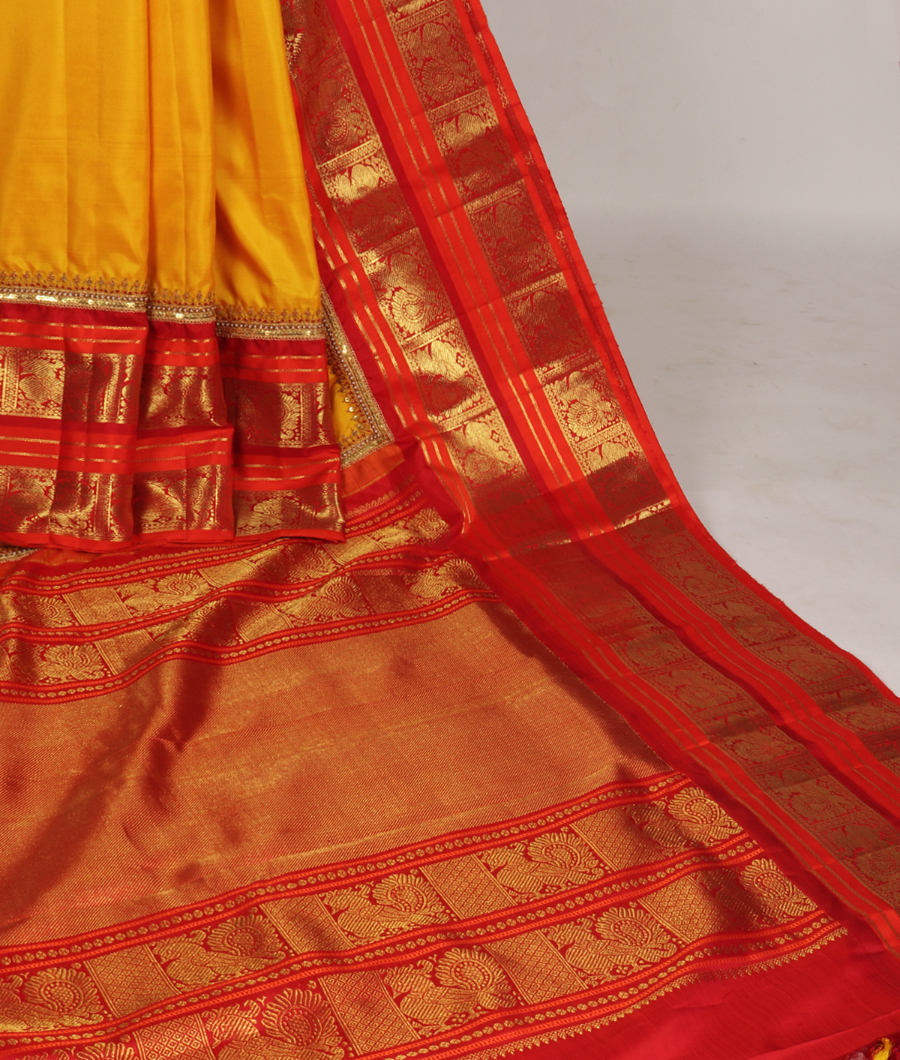 Yellow Handwoven Kanjivaram Silk Saree T2906484