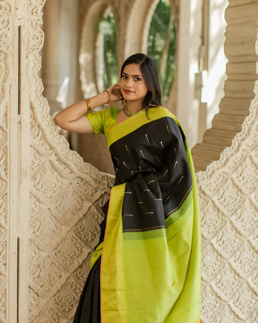 Black Kanjivaram Silk Saree T45715610