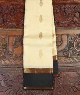 Off-White Kanjivaram Silk Saree T4798151