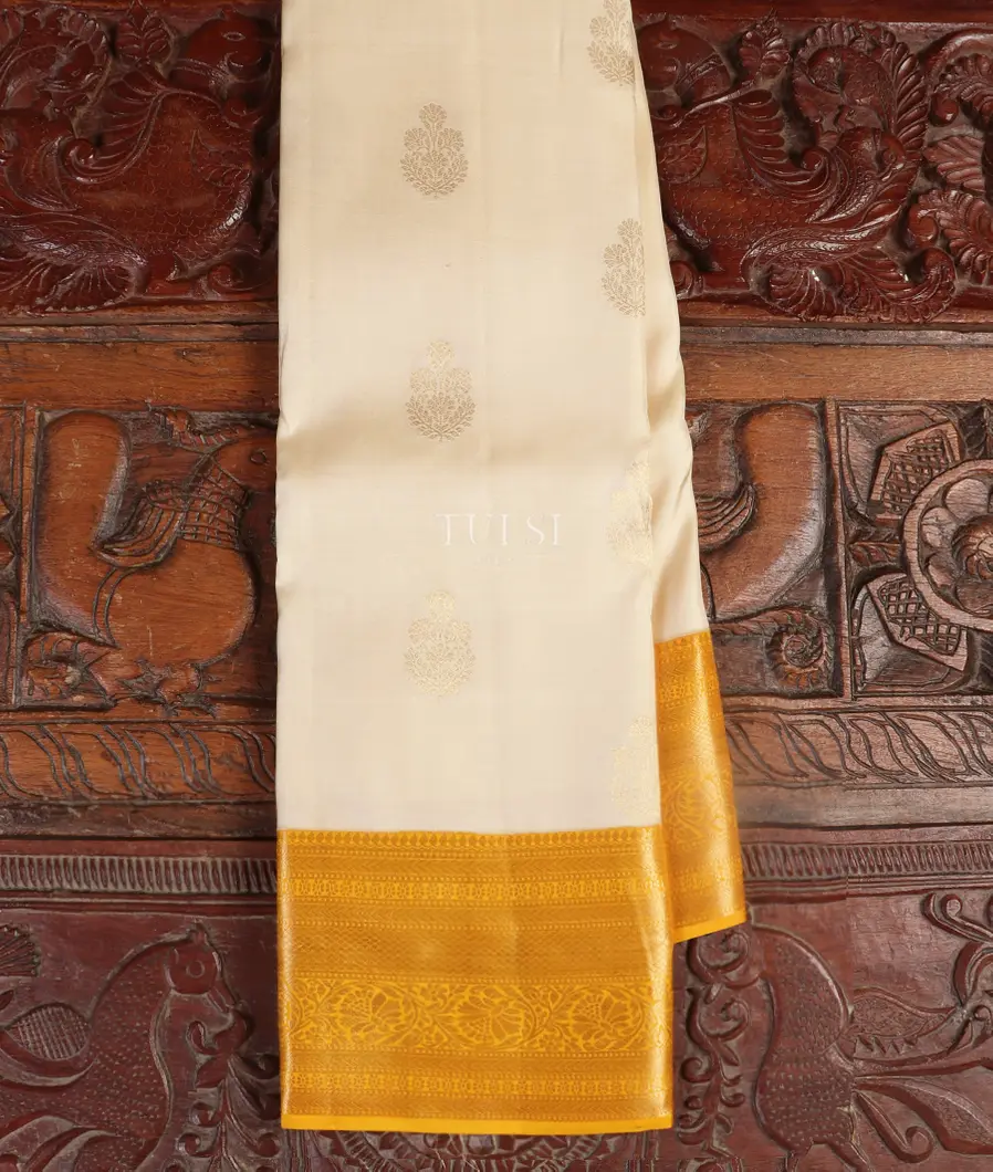 Off - White Handwoven Kanjivaram Silk Saree T539450-image