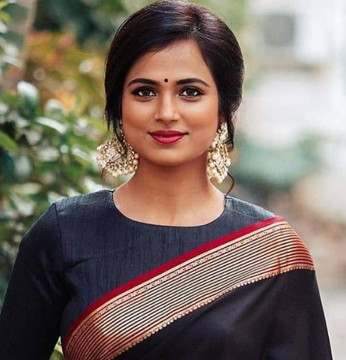 15 Latest Blouse Designs for Silk Sarees to Flaunt Your Saree Look-4