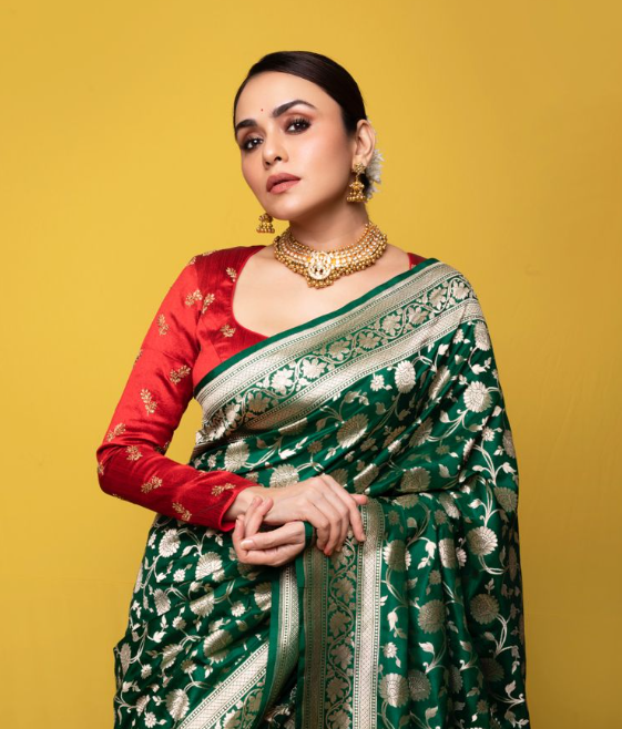 15 Latest Blouse Designs for Silk Sarees to Flaunt Your Saree Look-13