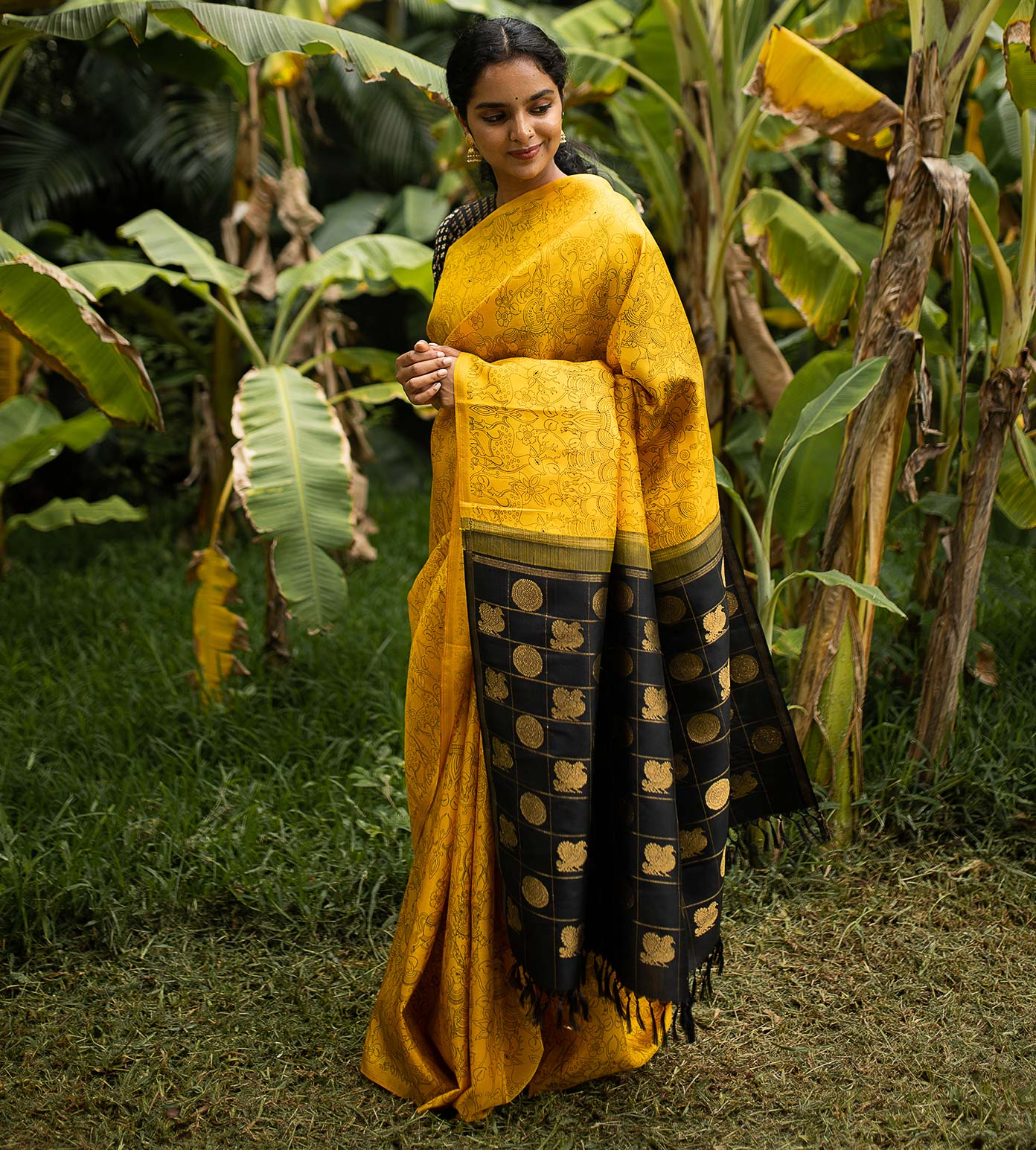 Mustard Yellow Woven Traditional Patola Silk Saree With Embroidered Si –  zarikaariindia.com