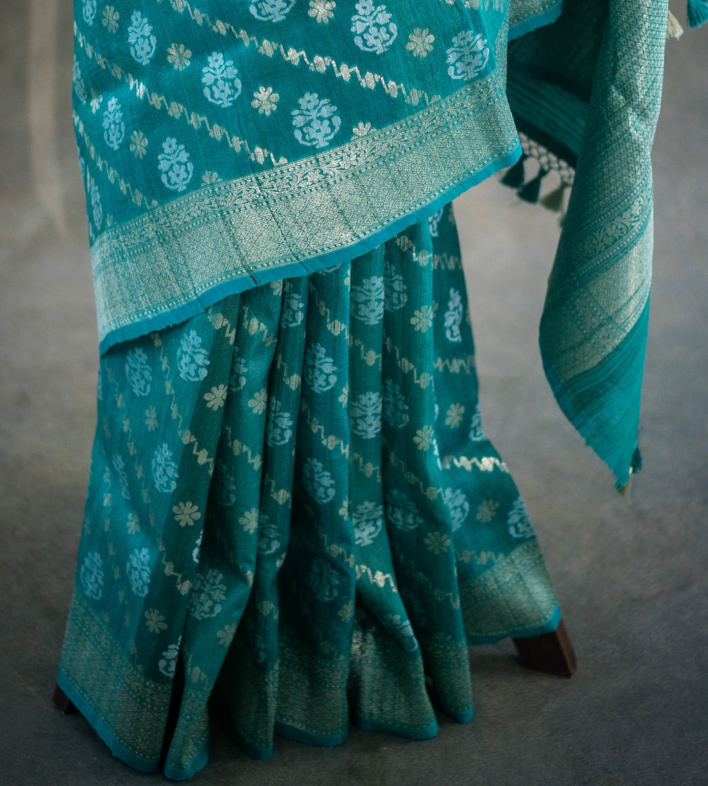 Deep Teal Jamdhani Banaras Tussar Saree4