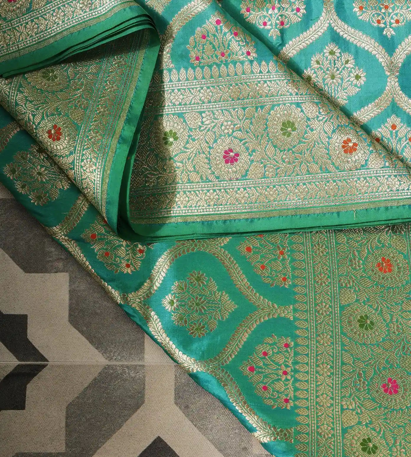 green-banarasi-silk-saree-b1249567-e