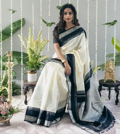 white-kanchipuram-silk-saree-c0151549-d