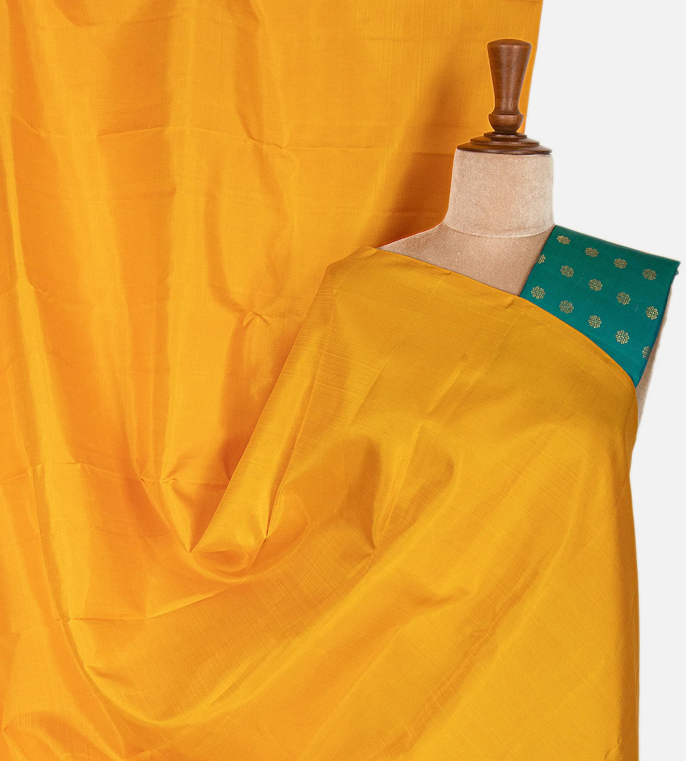 yellow-kanchipuram-silk-saree-b1045576-a