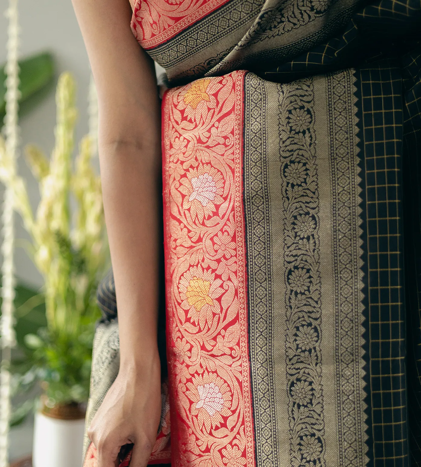 black-kanchipuram-silk-saree-c0253781-c