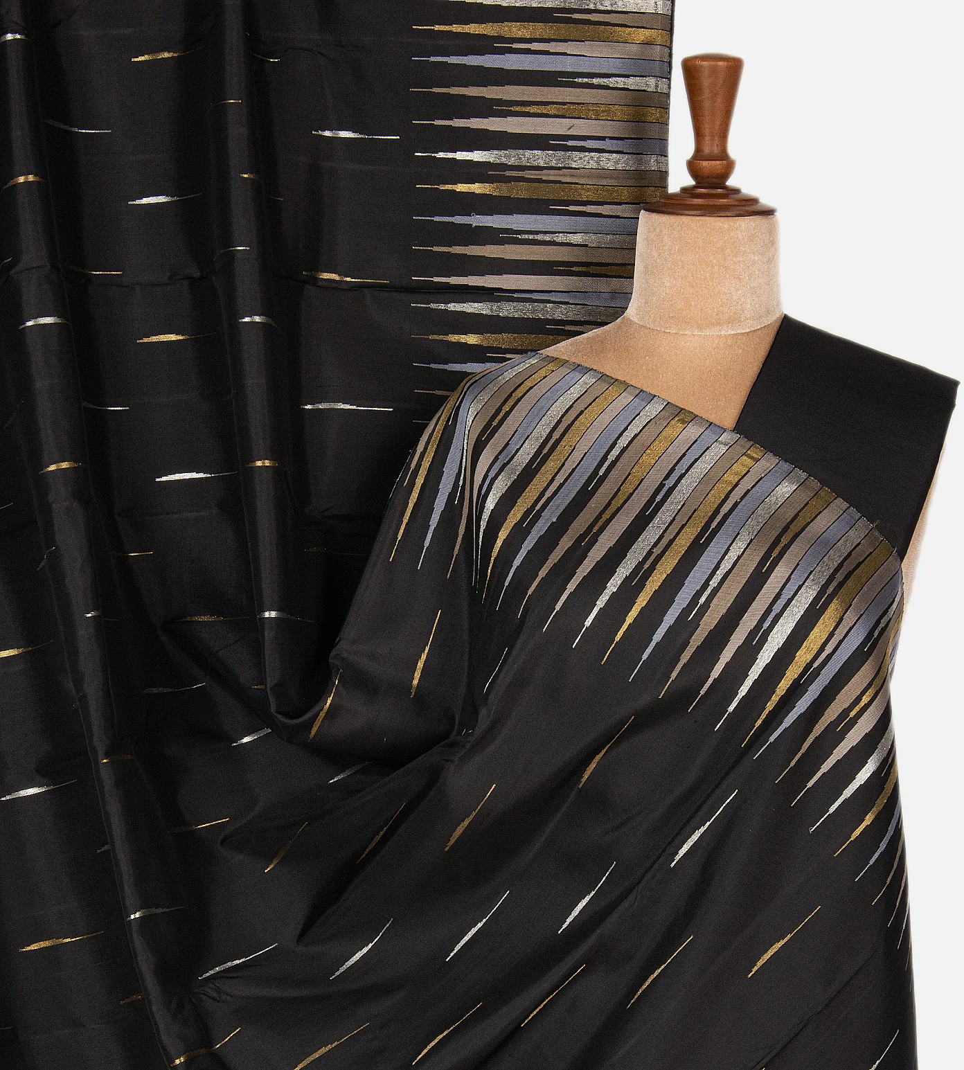 black-kanchipuram-silk-saree-b1147916-a