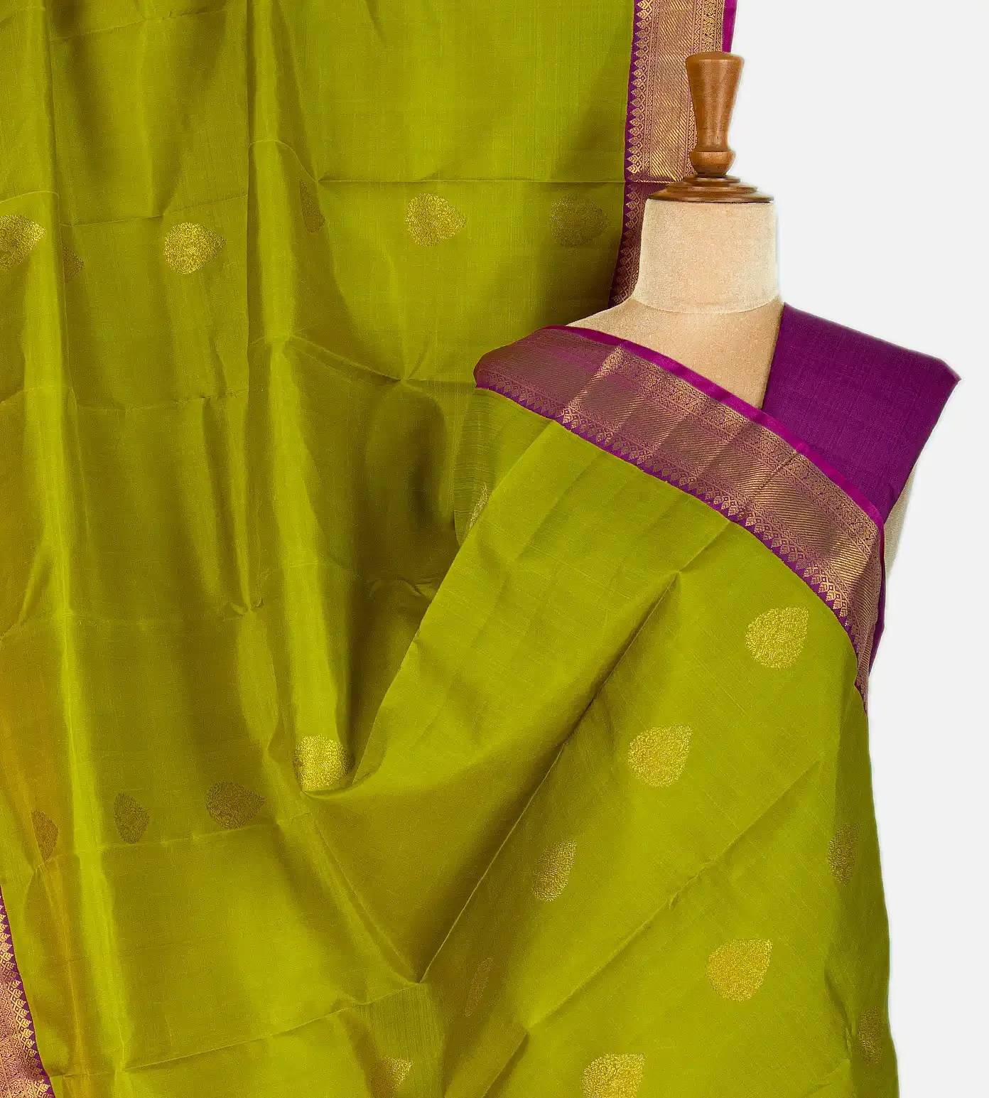 light-green-kanchipuram-silk-saree-b1044680-a