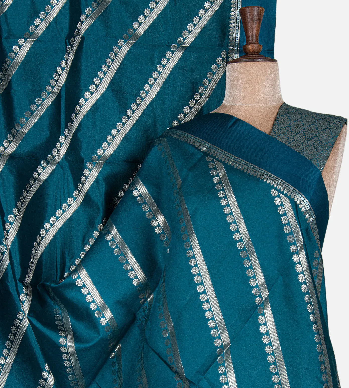 blue-chaniya-silk-saree-d0292684-a
