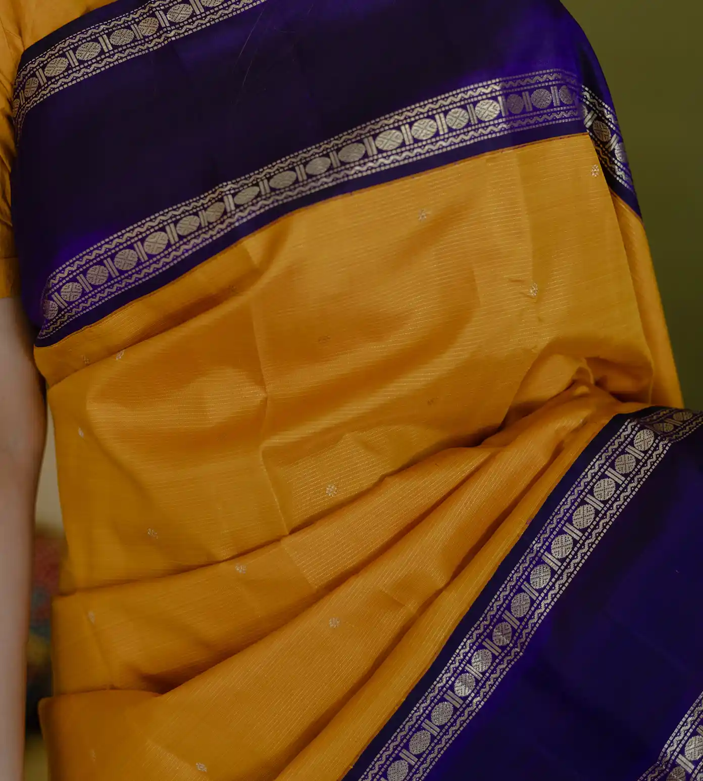yellow-kanchipuram-silk-saree-d0184573-d