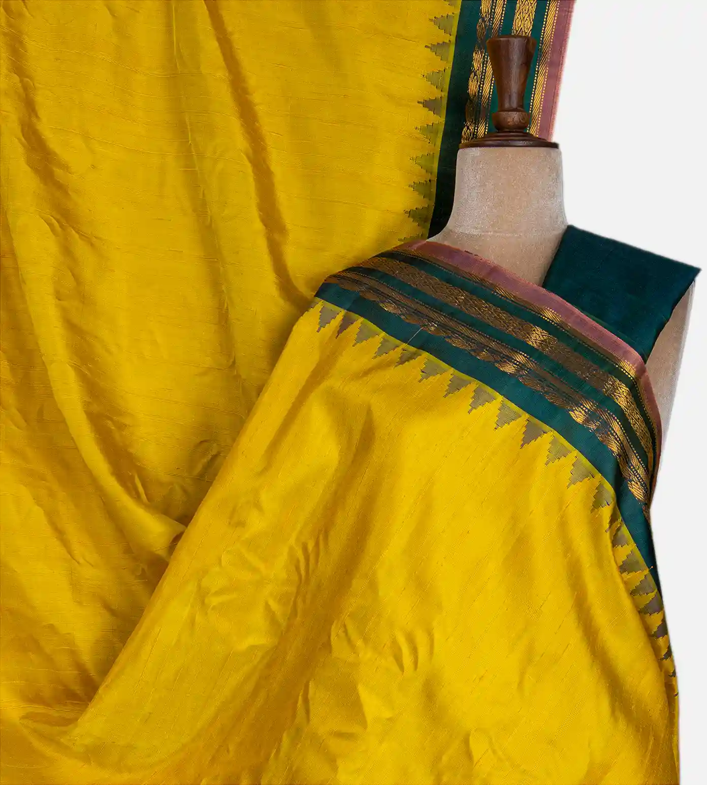yellow-gadwal-silk-saree-d04102048-a