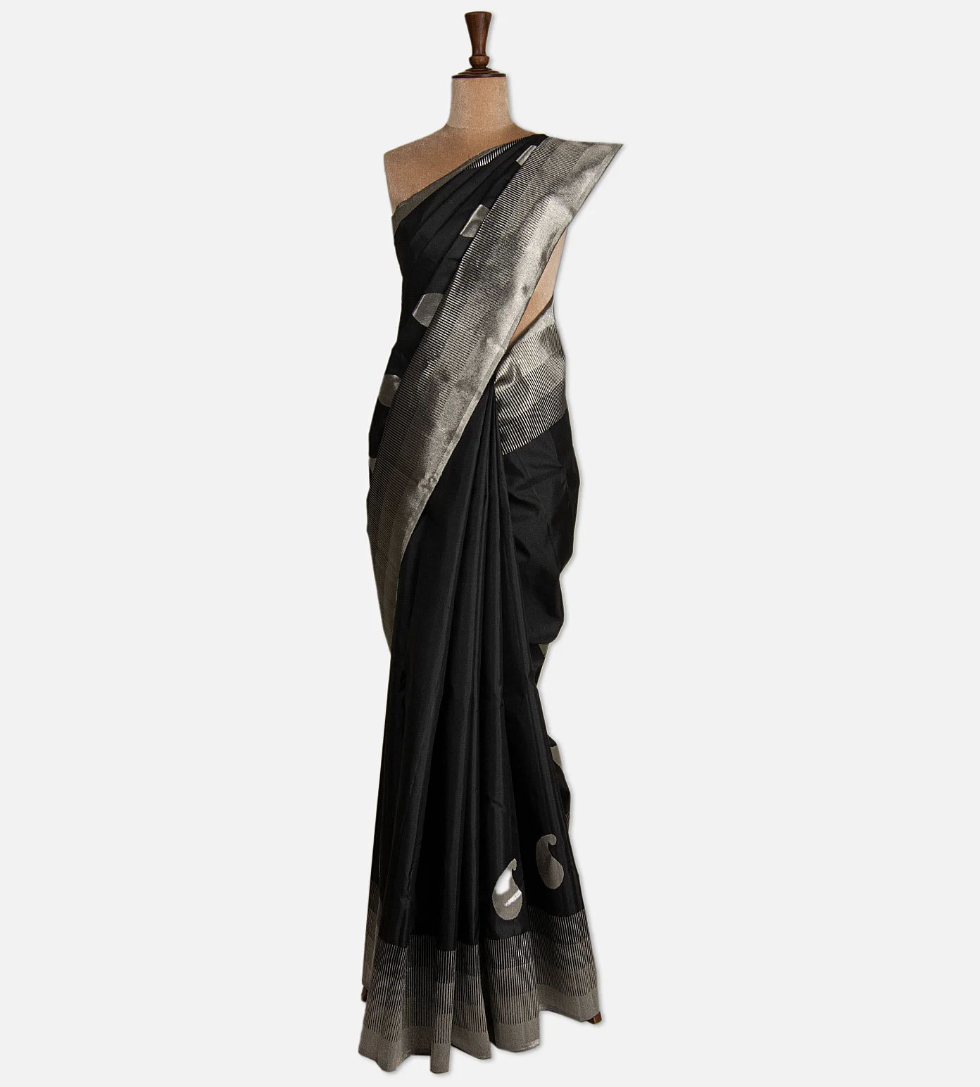 black-kanchipuram-silk-saree-d0396729-b