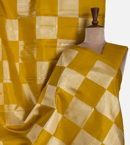 yellow-kanchipuram-silk-saree-d05105480-a