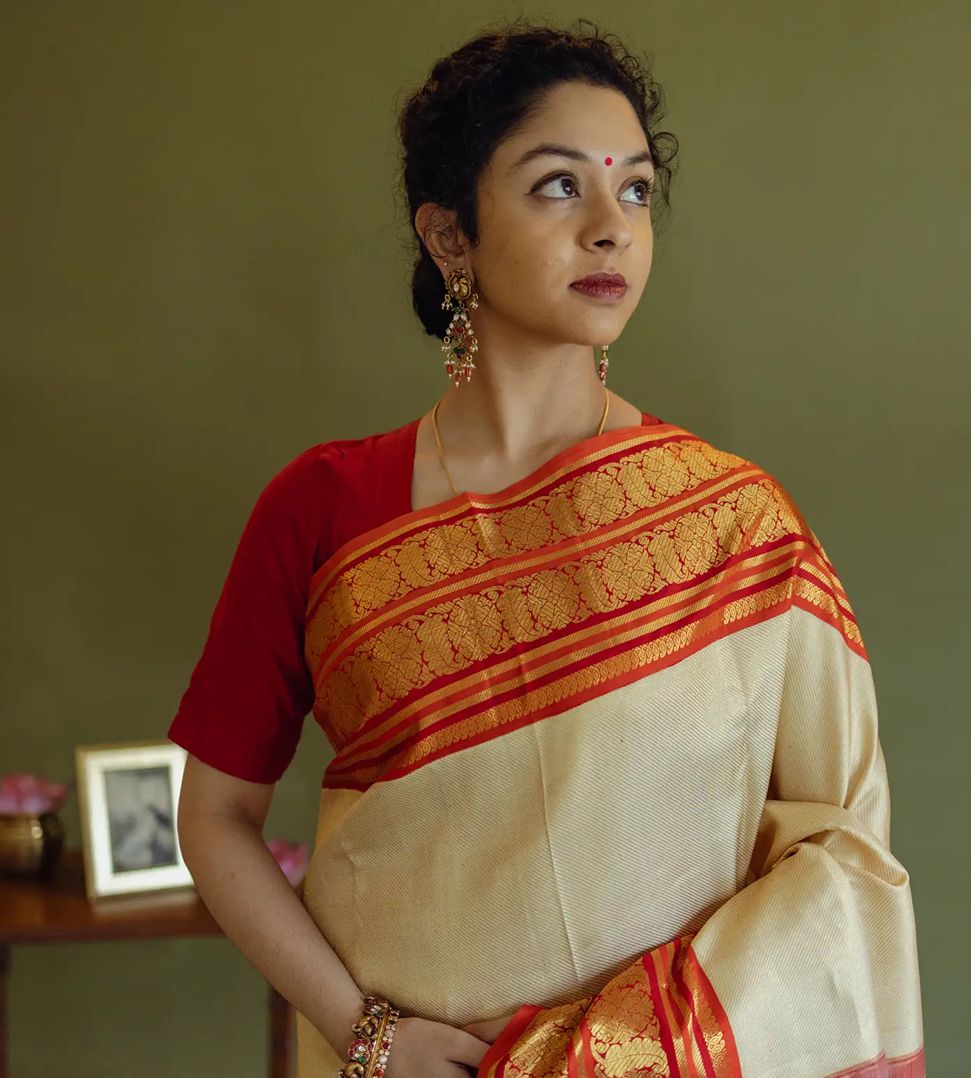 off-white-kanchipuram-silk-saree-d0398685-a