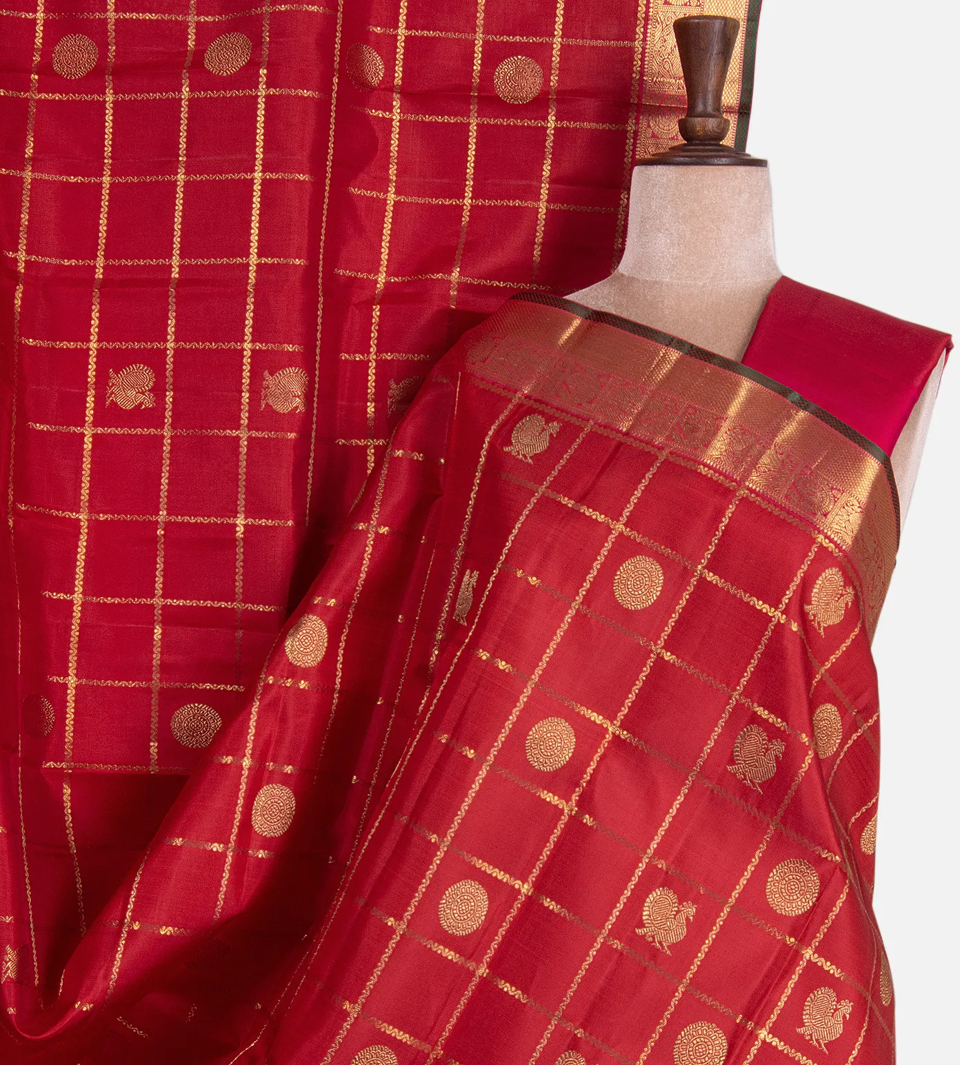 red-kanchipuram-silk-saree-d04101339-a