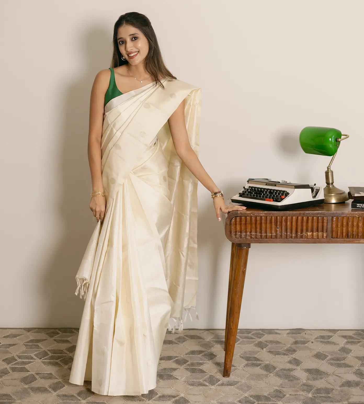 creme-kanchipuram-silk-saree-d06110250-b