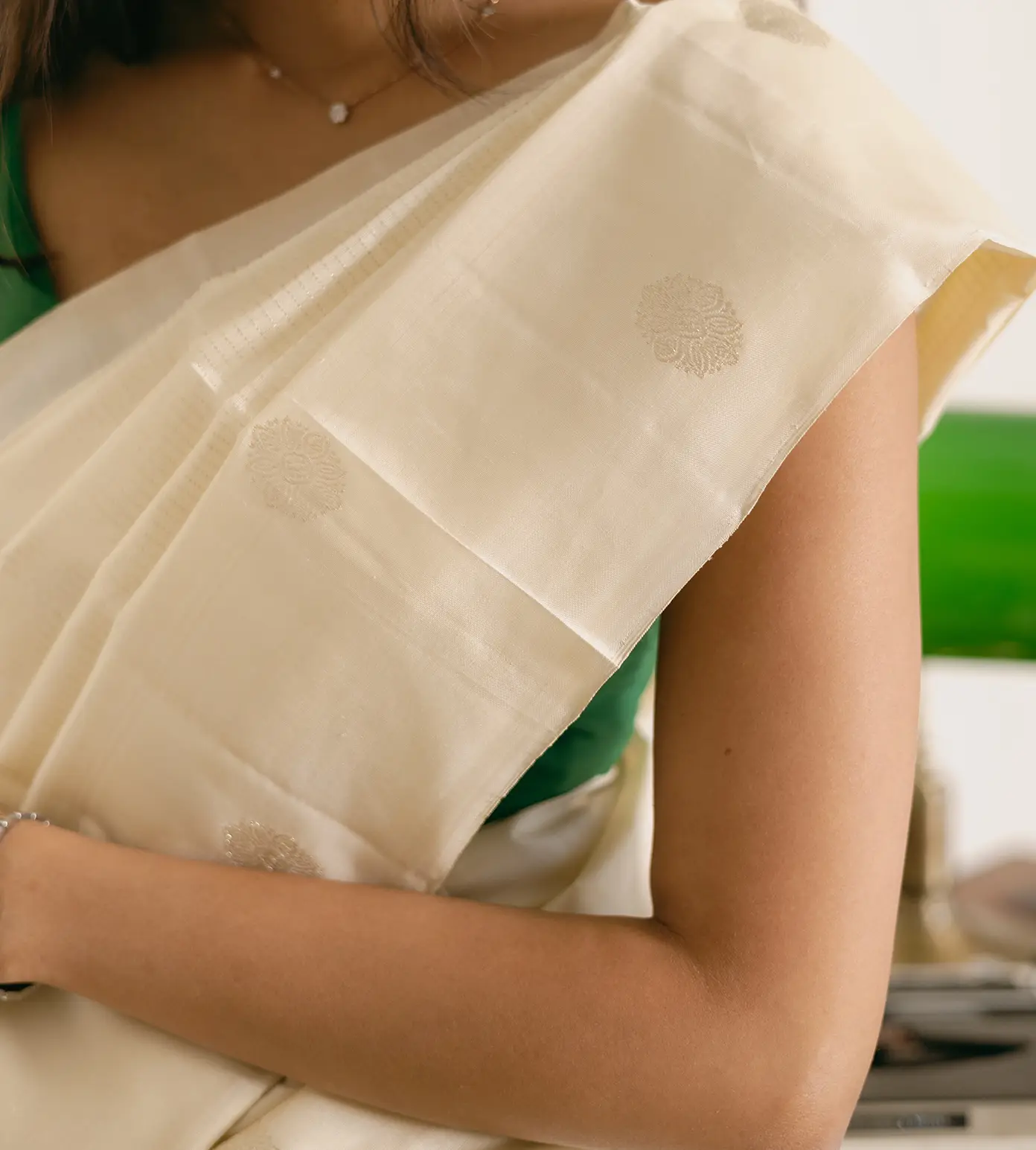 creme-kanchipuram-silk-saree-d06110250-c