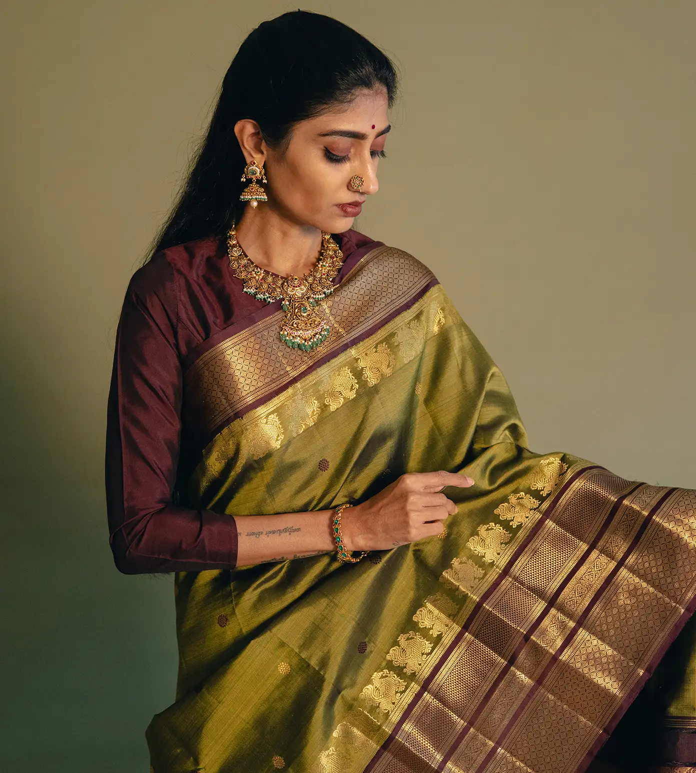 green-kanchipuram-silk-saree-d07115572-a