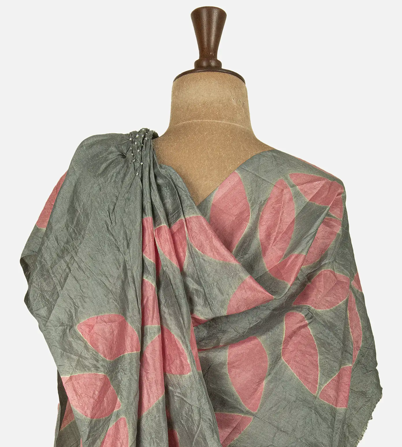 grey-tussar-bandhani-saree-d05104484-c