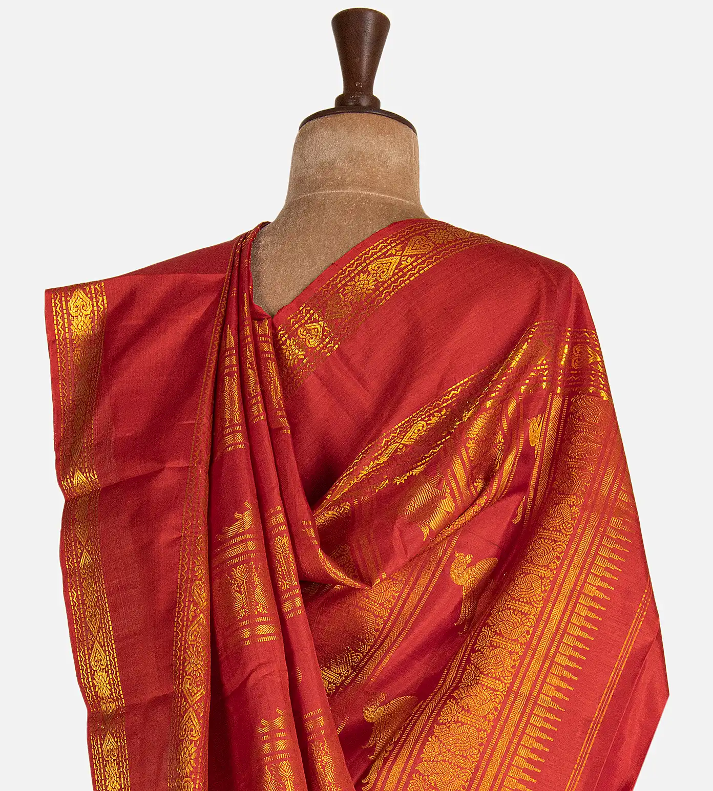 red-kanchipuram-silk-saree-d09123589-c