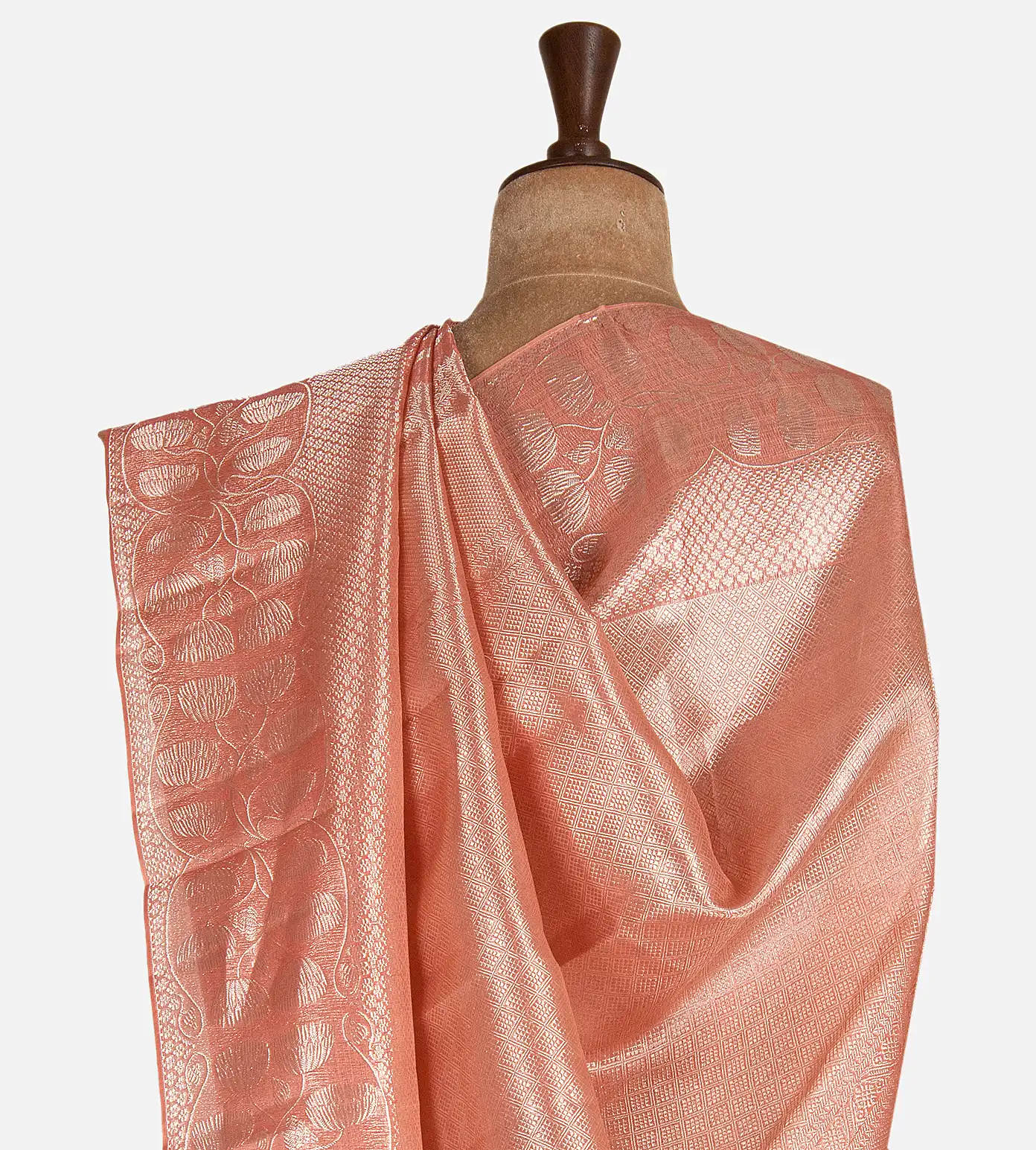 salmon-pink-kanchipuram-silk-saree-d09128944-c