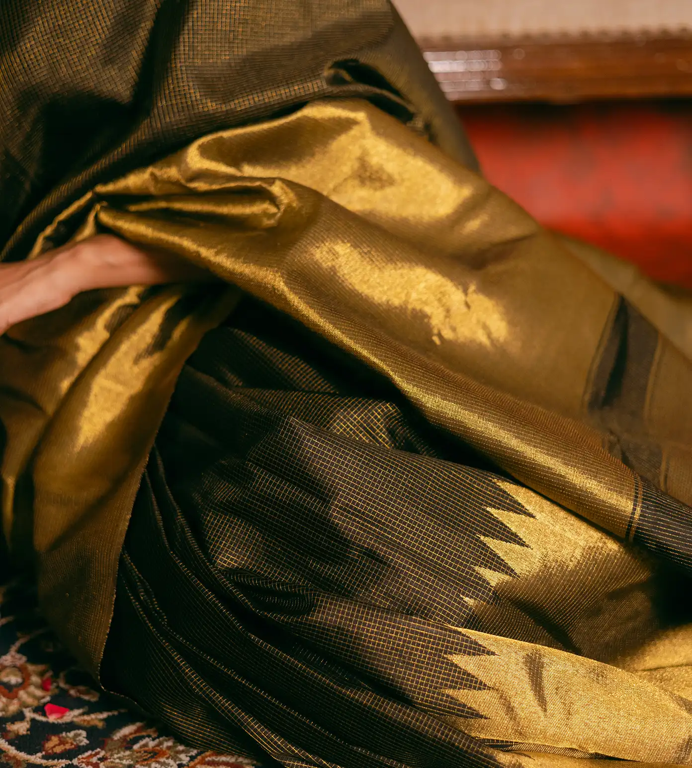 black-and-gold-kanchipuram-silk-saree-d11137197-c