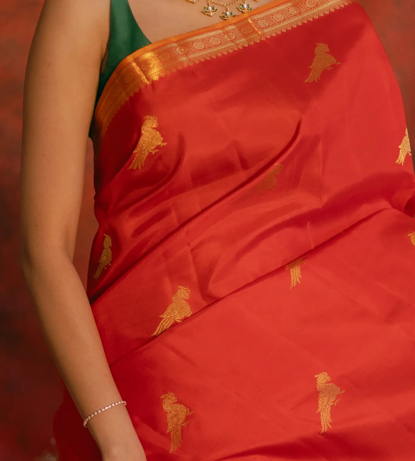 red-kanchipuram-silk-saree-d10131974-c