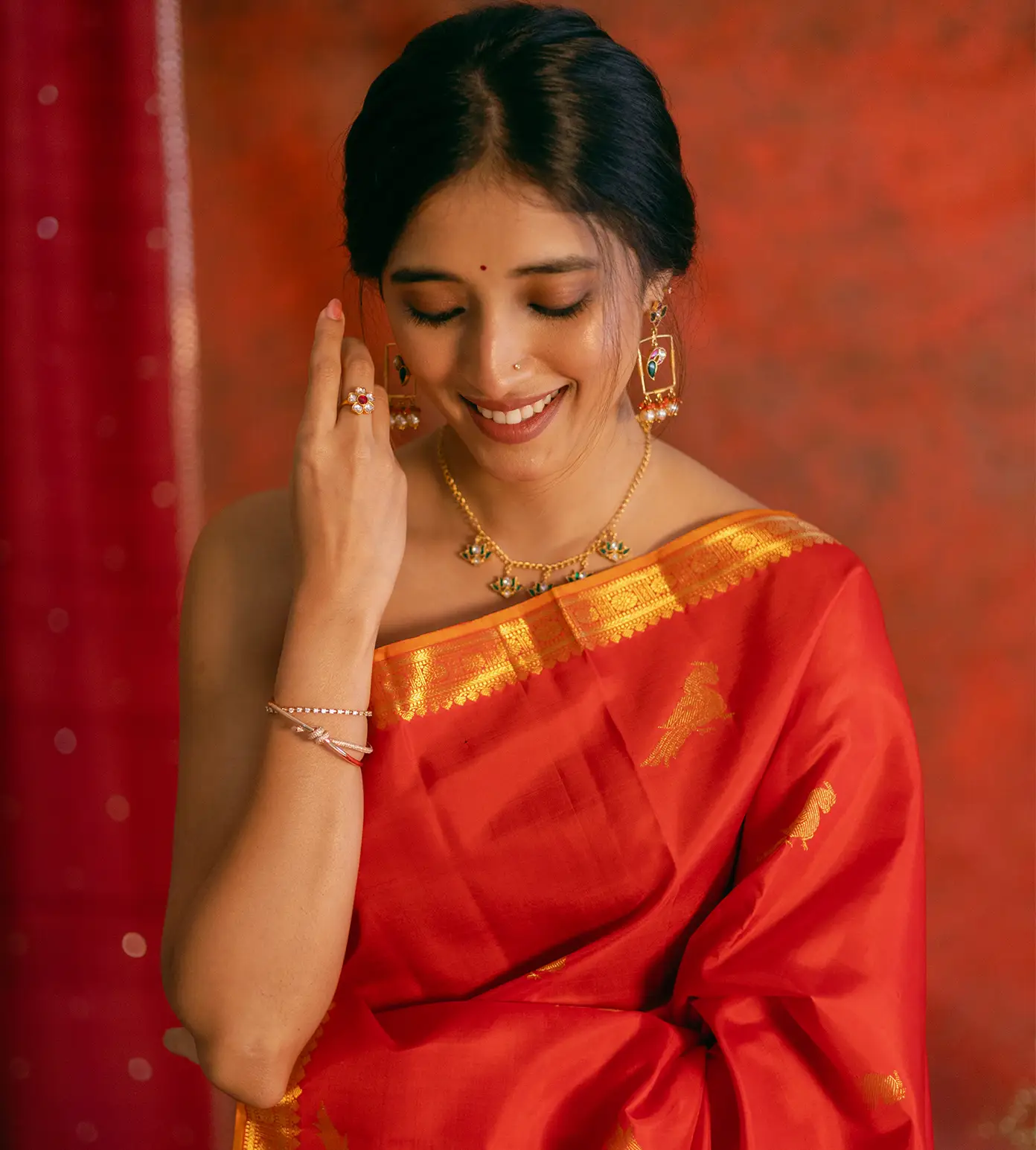 red-kanchipuram-silk-saree-d10131974-d