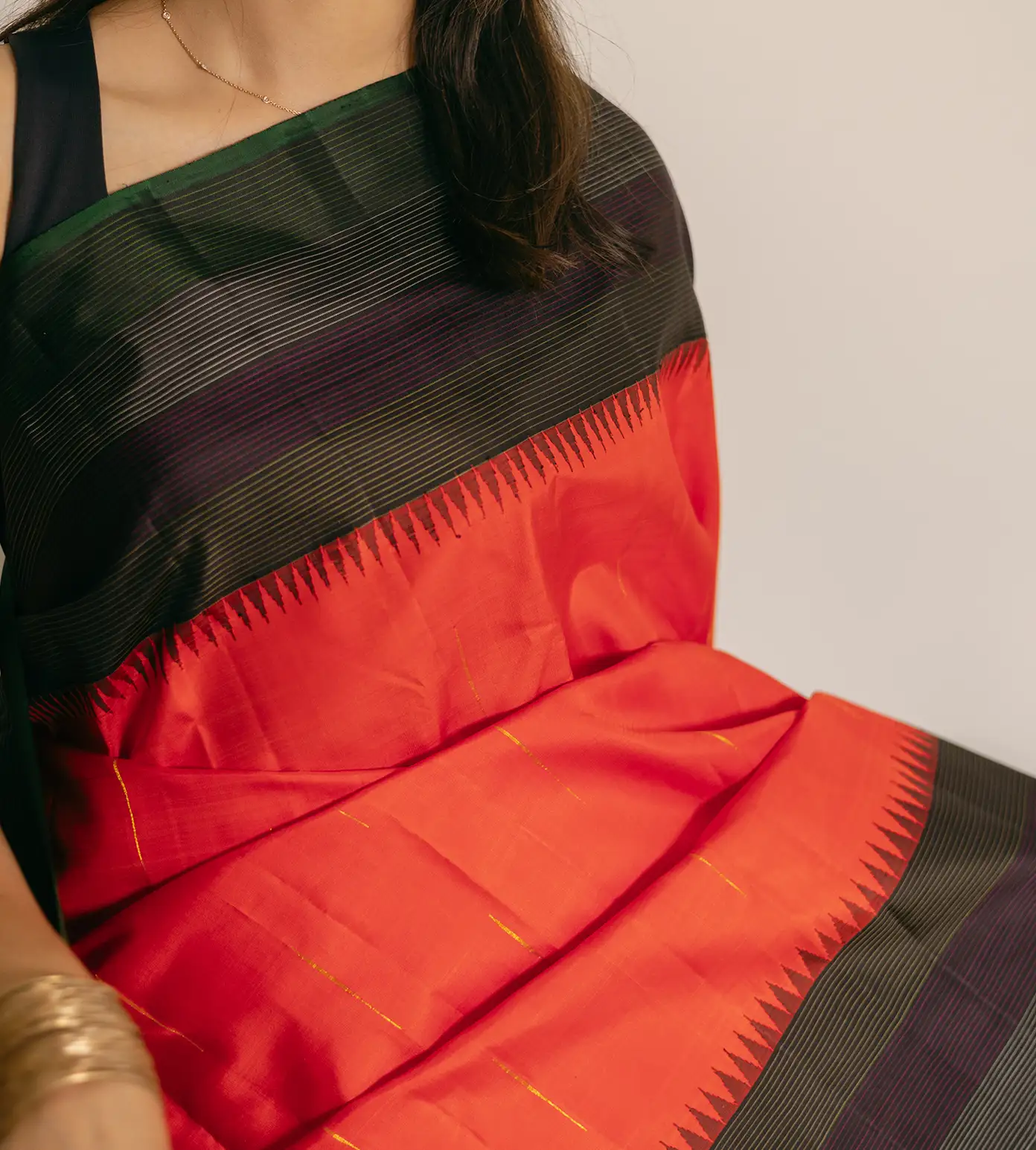 red-kanchipuram-silk-saree-d08118836-c