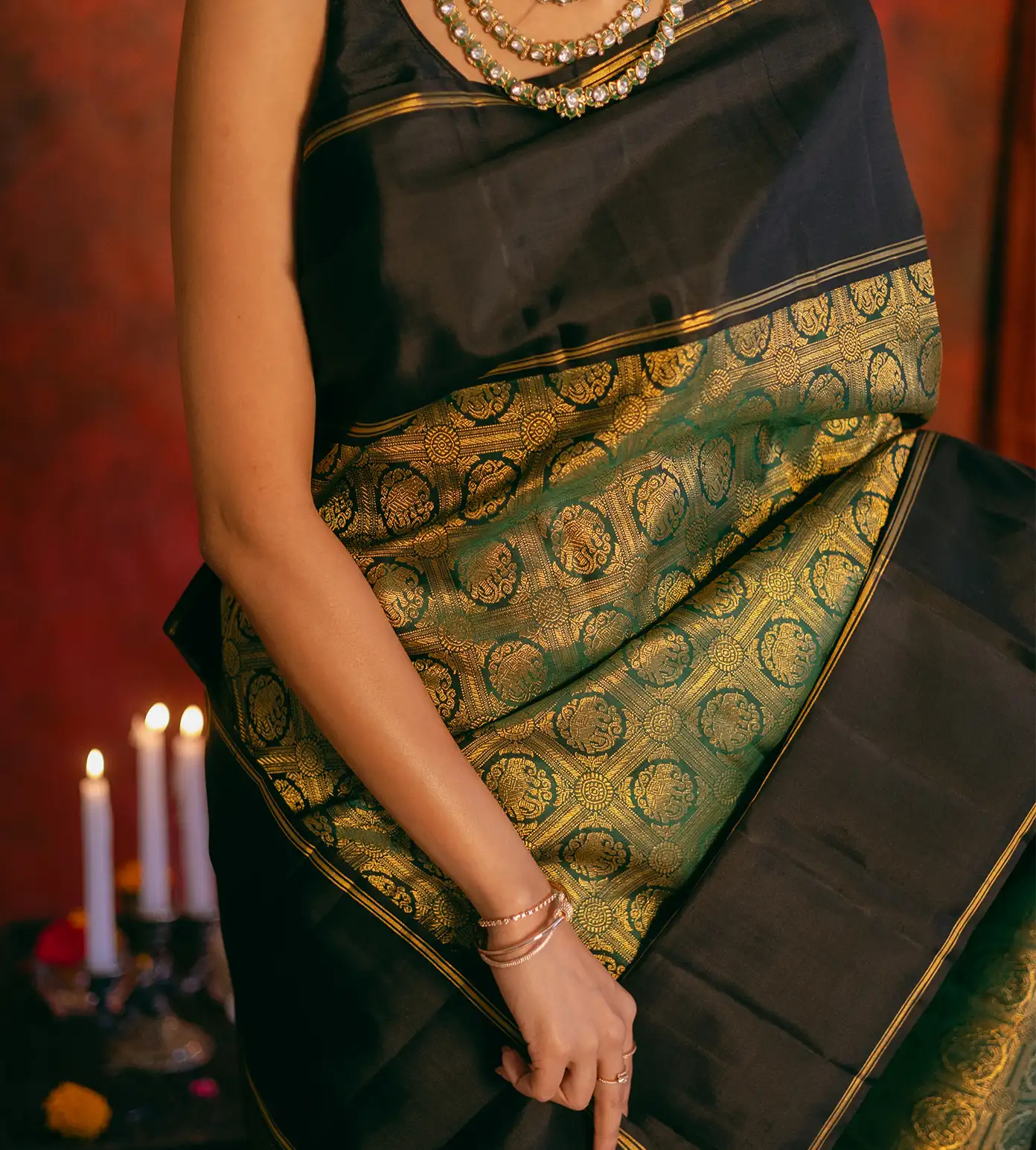 green-kanchipuram-silk-saree-d09123362-c