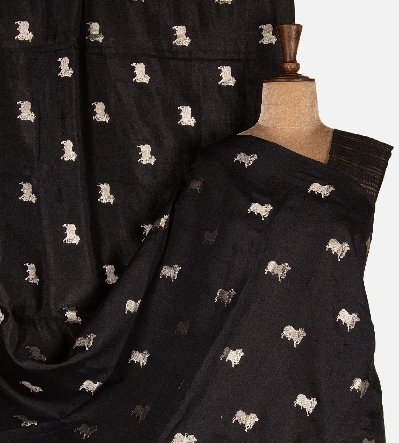 black-chaniya-silk-saree-d10133246-a