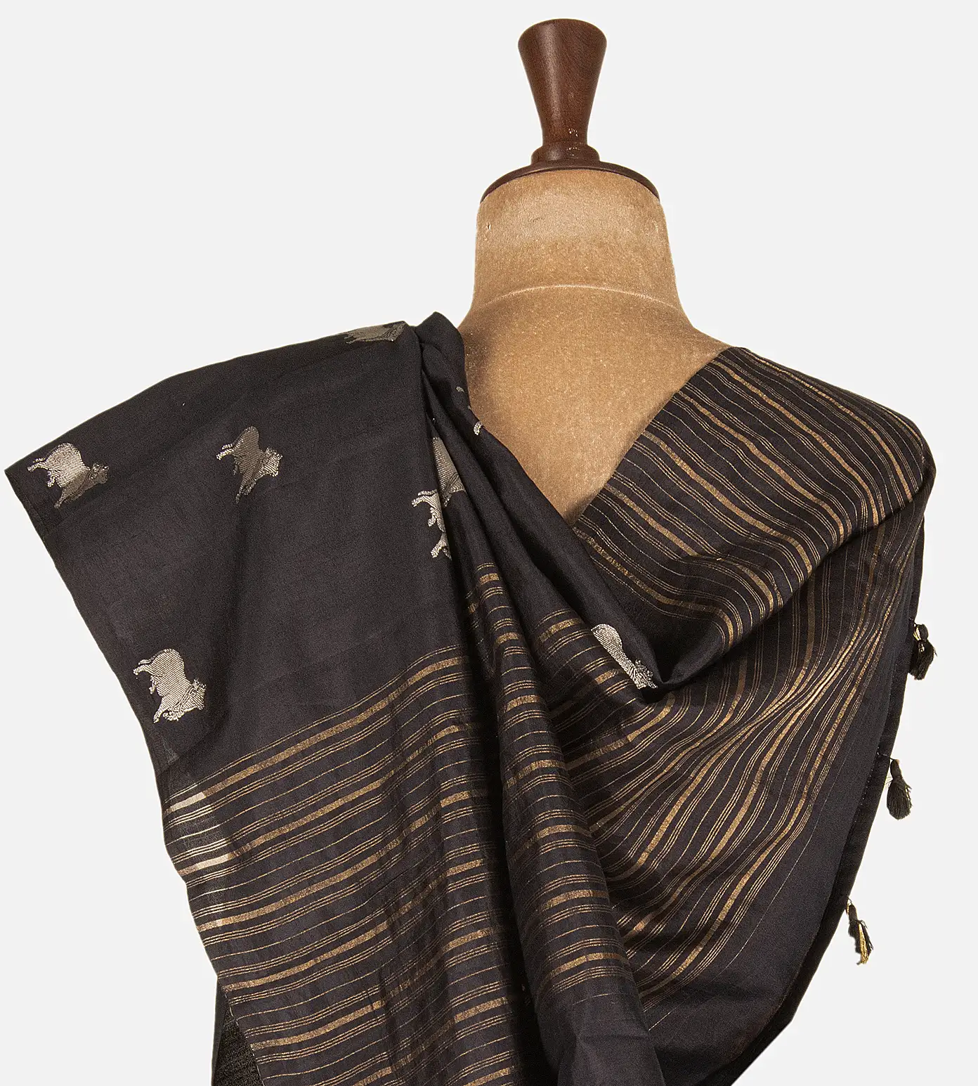 black-chaniya-silk-saree-d10133246-c
