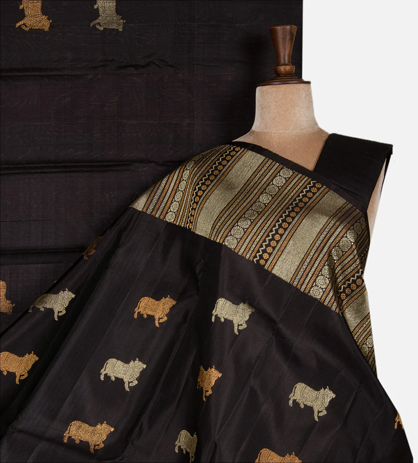 black-kanchipuram-silk-saree-e01147149-a