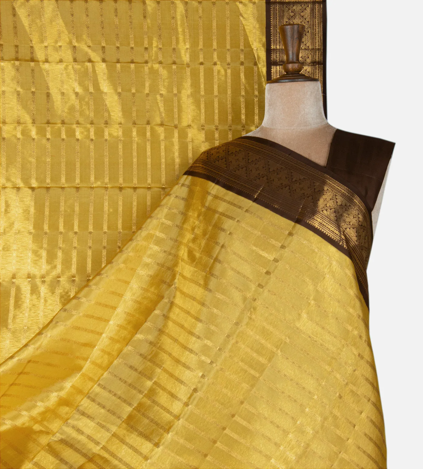 gold-kanchipuram-silk-saree-e01146678-a