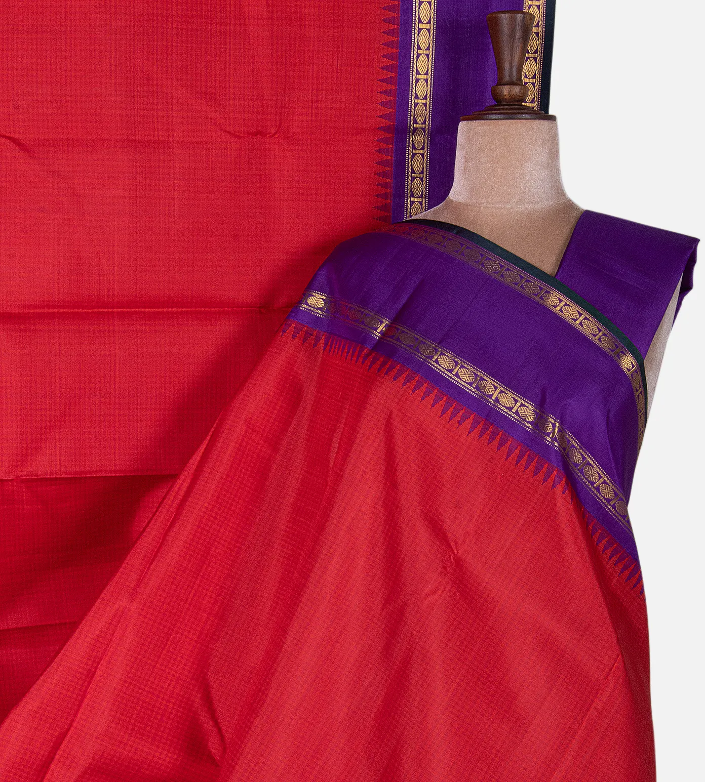 red-kanchipuram-silk-saree-e01144700-a