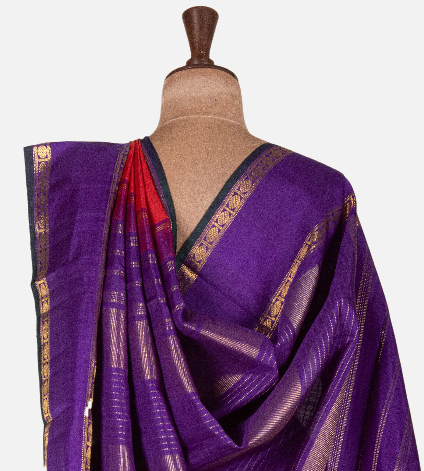 red-kanchipuram-silk-saree-e01144700-c