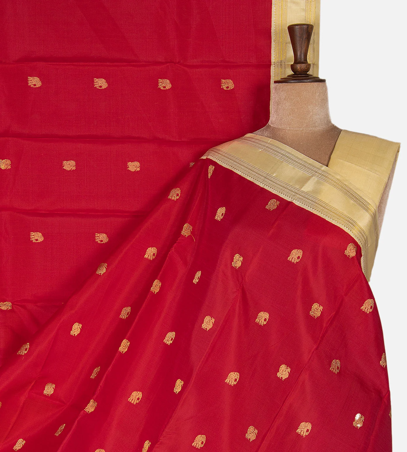red-kanchipuram-silk-saree-d09127078-a
