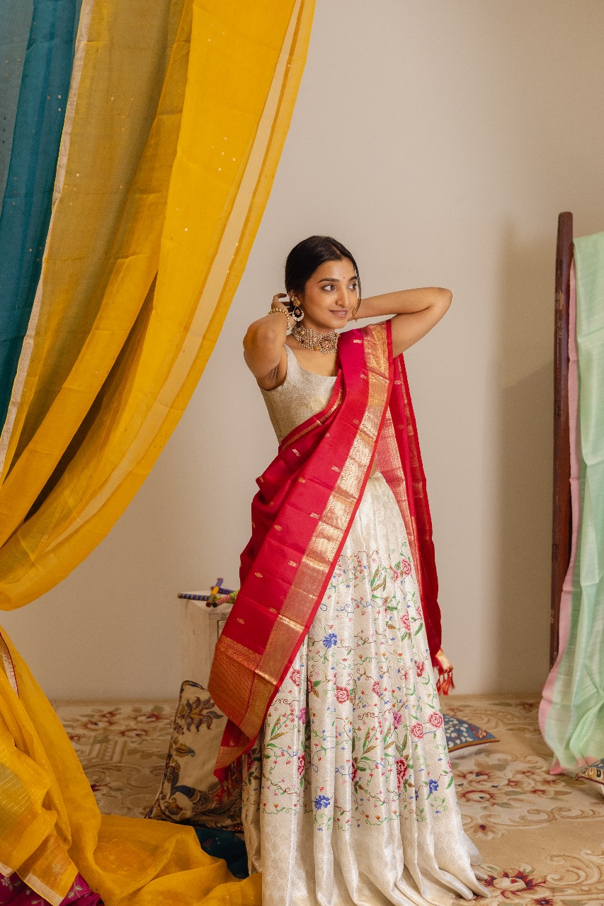 Festive Fashion: Turn Your Sarees into Stunning Dandiya & Garba Looks-3