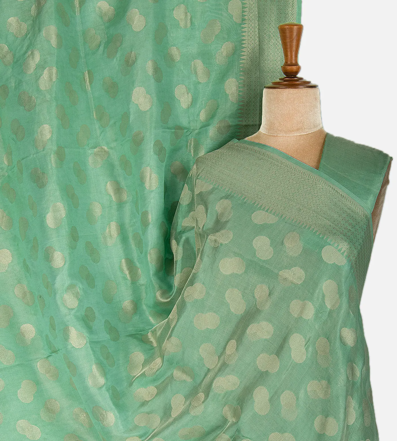 Off-beat Saree Picks for Weddings: Why Banarasi & Gadwal Should Be Your Next Go-To-3