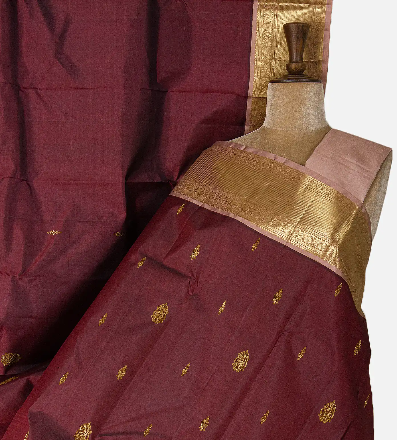 7 Timeless Kanchipuram Sarees to Gift Close Family This Wedding Season-1
