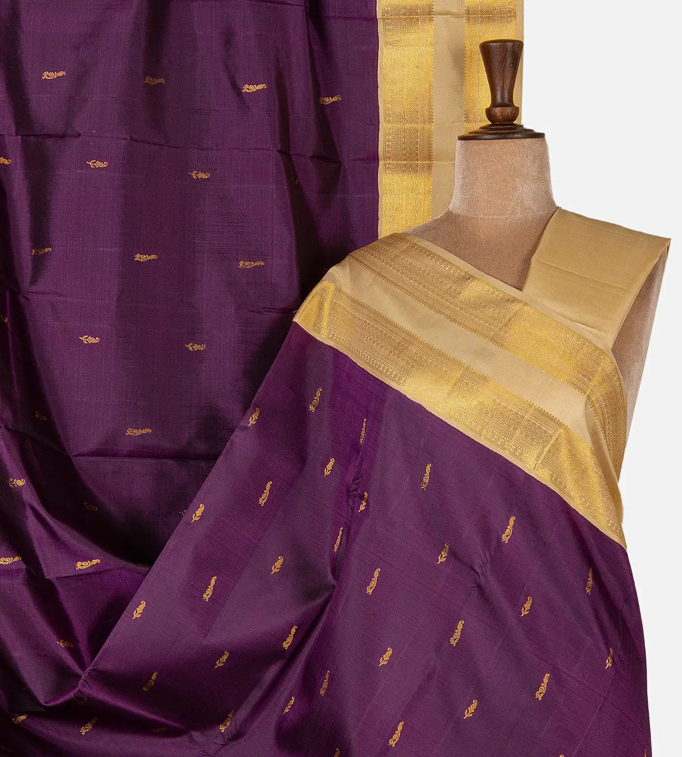 7 Timeless Kanchipuram Sarees to Gift Close Family This Wedding Season-5