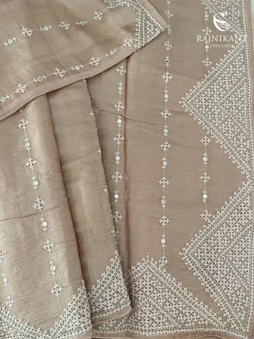 kutchwork-in-cream-hand-embroidered-tussar-silk-saree-rka5699-1-b