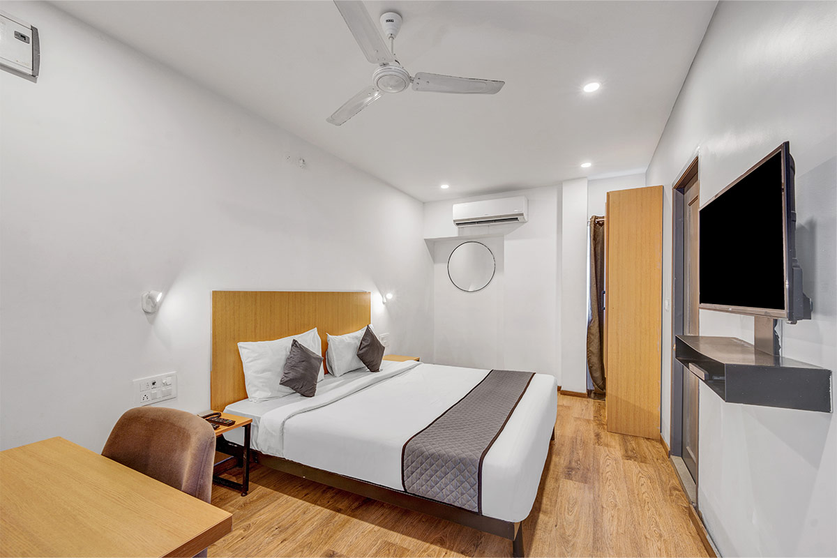 Classic Hotel Rooms in Uthandi, ECR with Breakfast