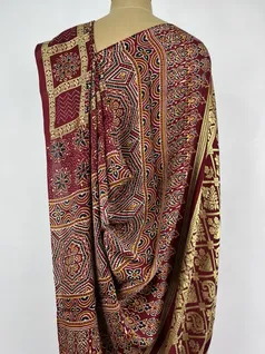 maroon-color-ajrak-print-on-modal-ghatchola-silk-saree-hny0363-d